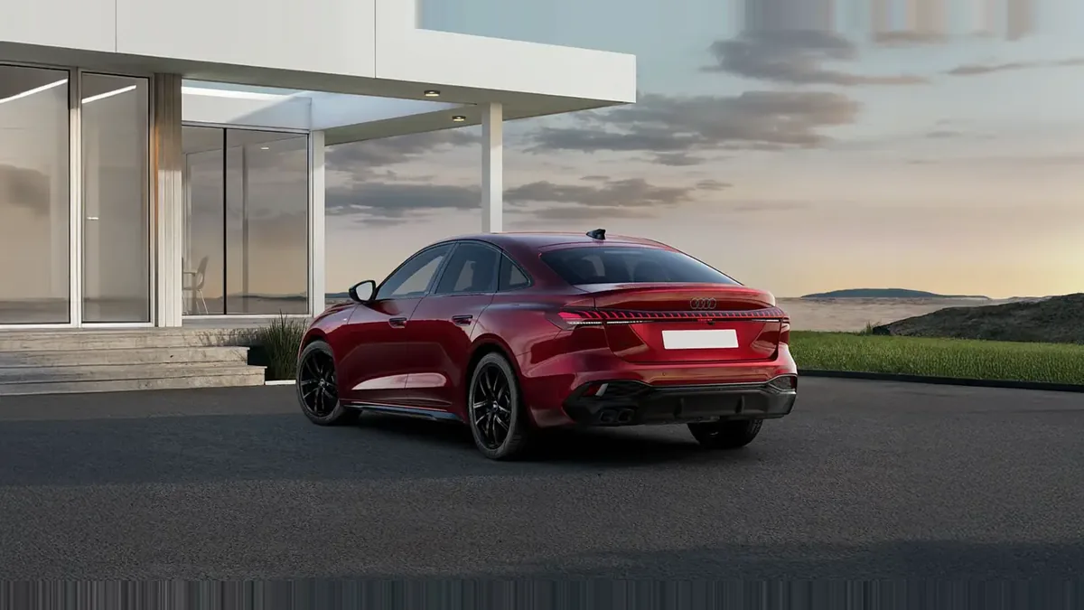 Audi A5 rojo visto desde atrás