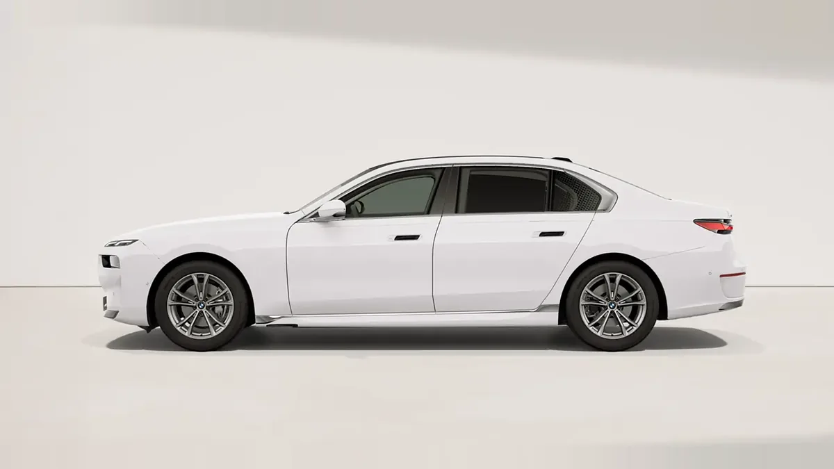 BMW Serie 7 740d xDrive de renting en Valencia — Lateral