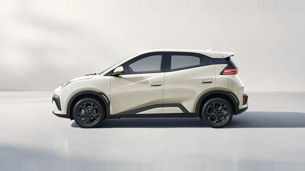 BYD Dolphin Surf Boost de renting en Valencia — Lateral