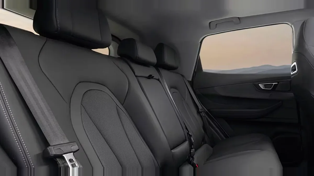 Ebro s400 1.5 DHE HEV Excellent CVT de renting en Valencia — Interior