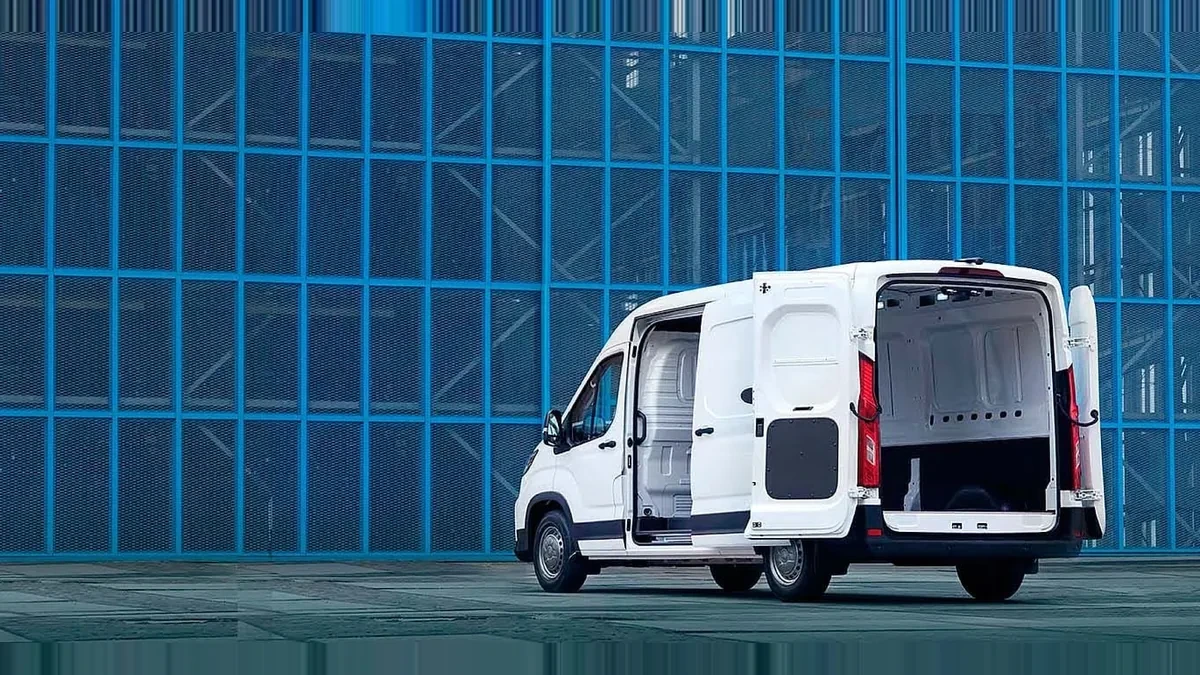 Maxus Deliver 9 Furgón 2.0D L3H2 150 (MERCANCÍAS PROPIAS) de renting en Valencia — Lateral