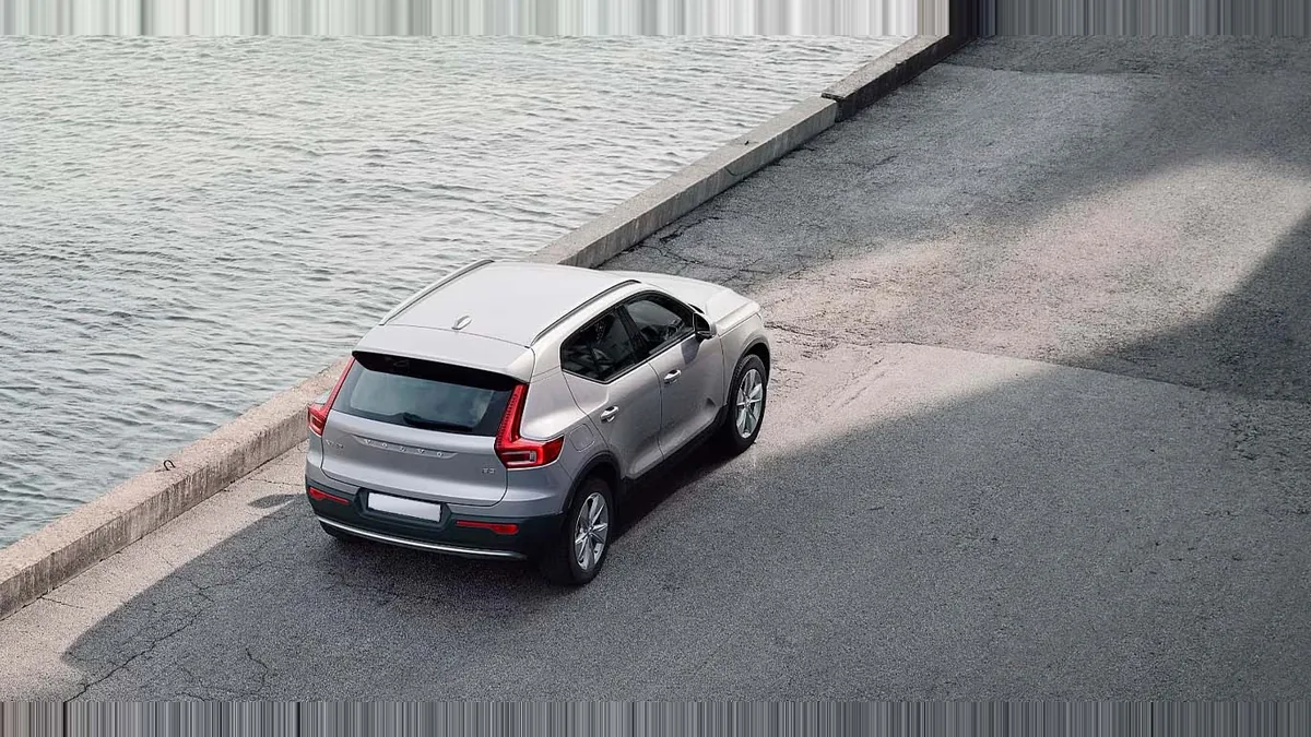 Volvo XC40 2.0 B3 Core G Auto de renting en Valencia — Trasera